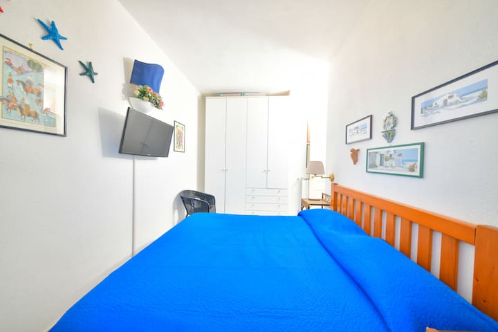 Dvojlôžková izba č. 1 - výhľad so šatníkom
Má manželskú posteľ - televízor v spálni a veľký šatník, ako aj nádherný výhľad na Neapolský záliv priamo z postele.