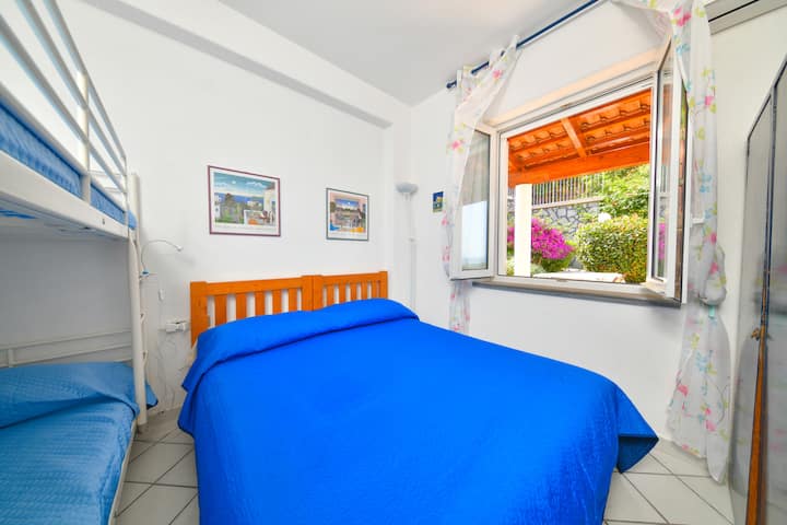 Spálňa č.2

Dvojlôžková izba so 4 lôžkami. Patrová posteľ s dvoma samostatnými posteľami je vhodná pre deti alebo dospelých.

Izba je vybavená klimatizáciou.