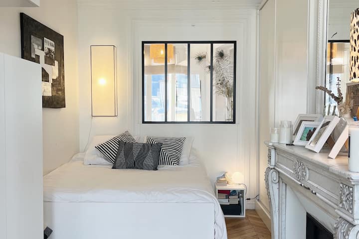 Dormitorio principal. Da en el balcón y la calle.