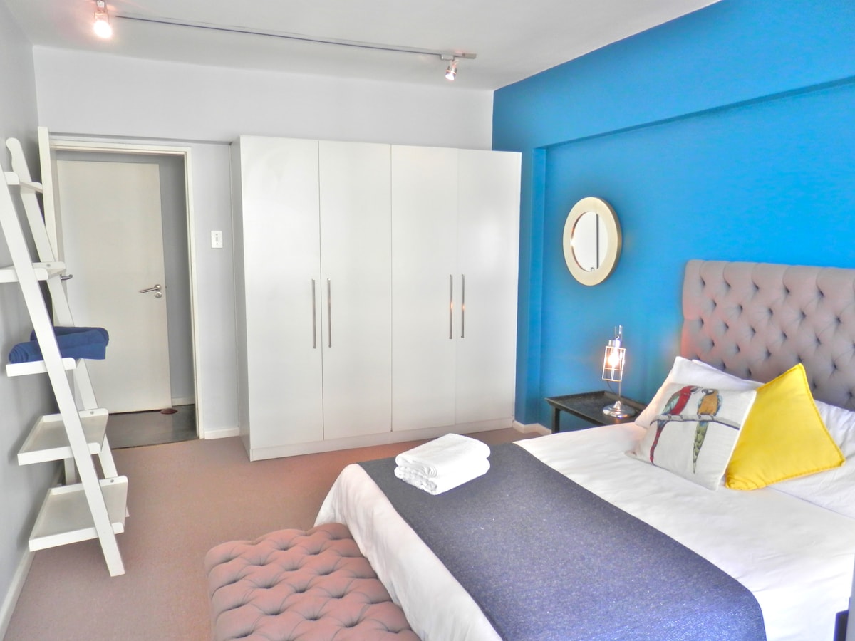 ห้องนอนคู่ไปทางตู้เสื้อผ้า