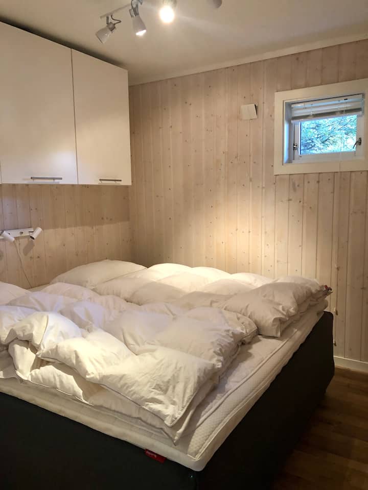 غرفة نوم بسرير مزدوج.