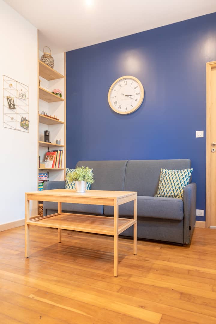 Envie de lire un BD ou d'écouter de la musique ? Installez vous confortablement dans le canapé et profitez du calme de l'appartement