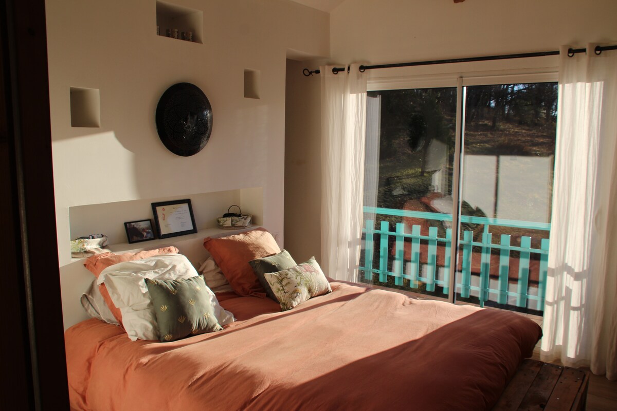 Dhomë gjumi me 180 * 200 krevat, e vendosur lart.