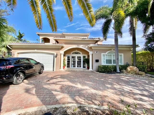 Spacious 4 bedroom house with heated pool gallery image 4