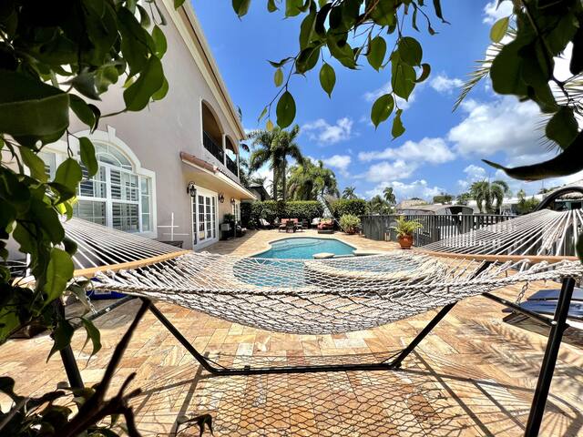 Spacious 4 bedroom house with heated pool gallery image 3