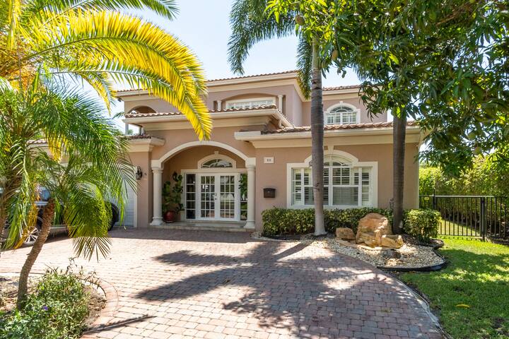 Spacious 4 bedroom house with heated pool gallery image 5