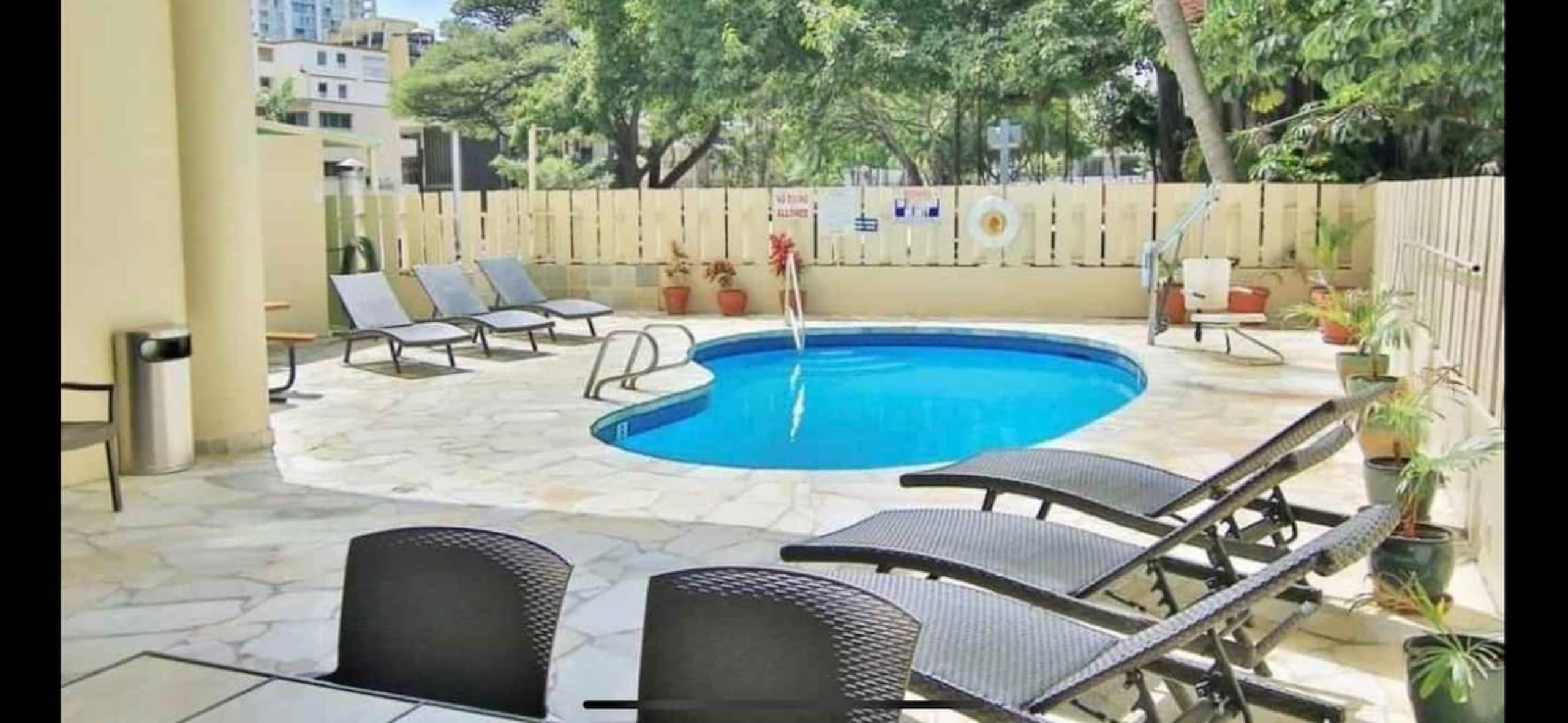 Free Parking Center of Waikiki King bed near Beach - Image 20