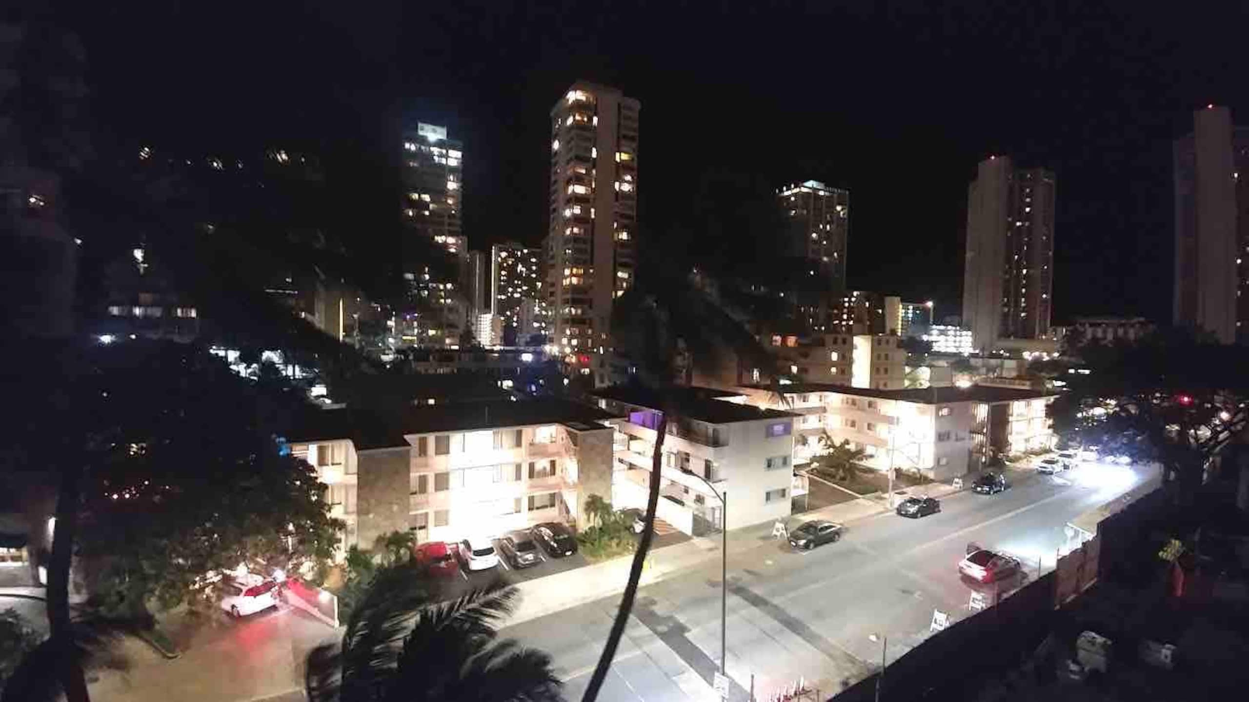 Free Parking Center of Waikiki King bed near Beach - Image 16