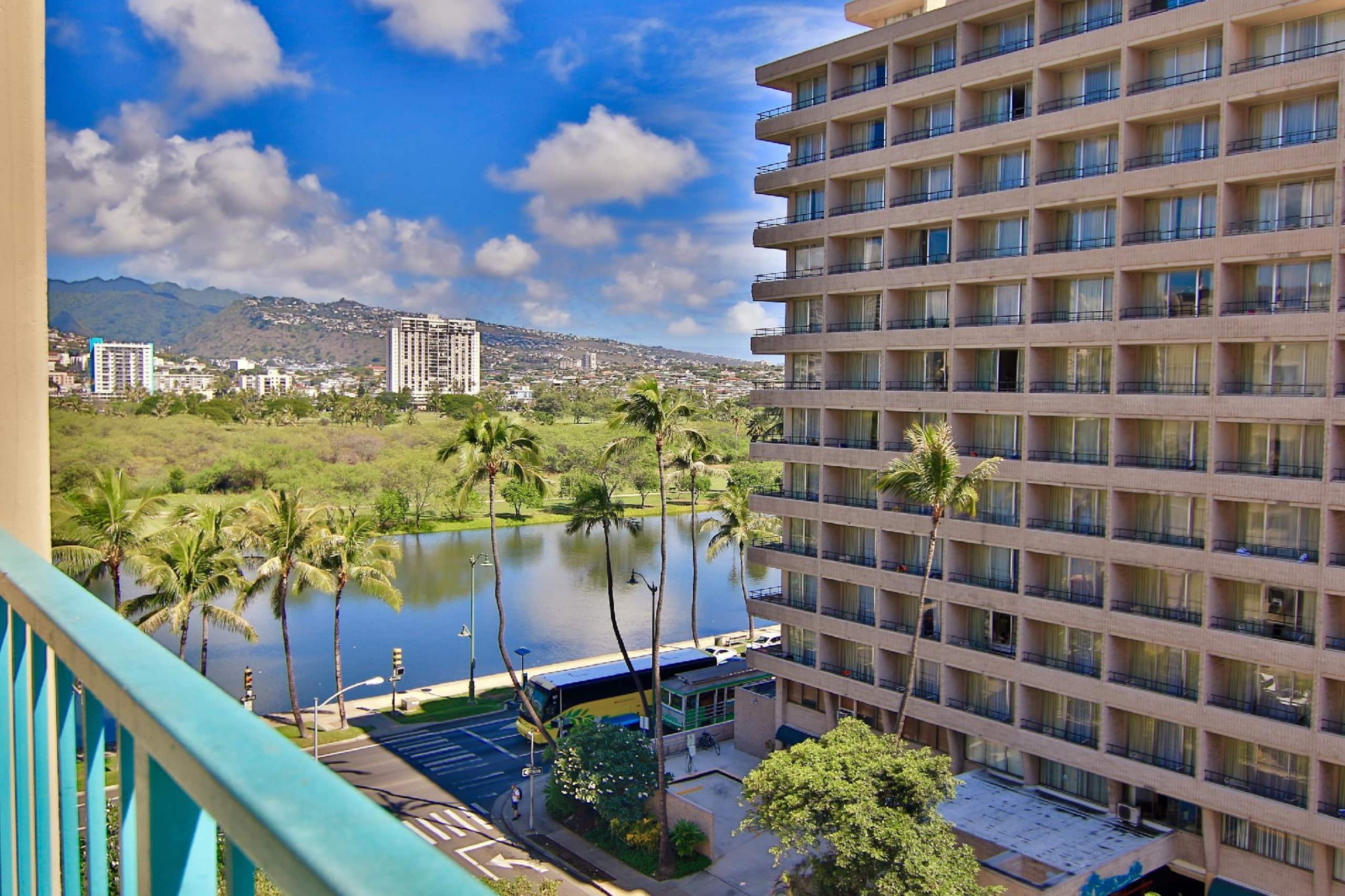 Free Parking Center of Waikiki King bed near Beach - Image 15