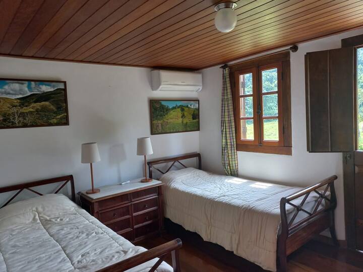 Спалня на приземния етаж, две единични легла, килер, врата към къщата и към градината.