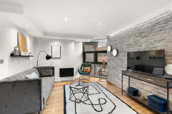 להירגע בסלון המסוגנן עם ספה נפתחת זוגית, טלוויזיה חכמה ו - Wi - Fi. החלל הפתוח הזה מתחבר למטבח ולפינת האוכל לנוחות נוספת.