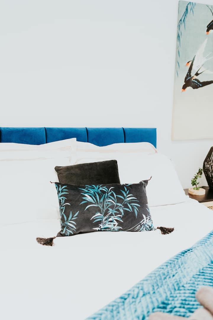 תוכלו לנוח בסטייל בחדר השינה האופנתי הזה עם מיטה זוגית מפוארת עם מצעים נקיים, עיצוב אלגנטי ונופים מדהימים של טירת נוטינגהאם ישר מהחלון שלכם.