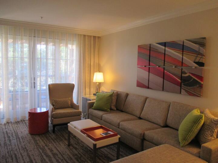 Всекидневна с разтегателен диван. 