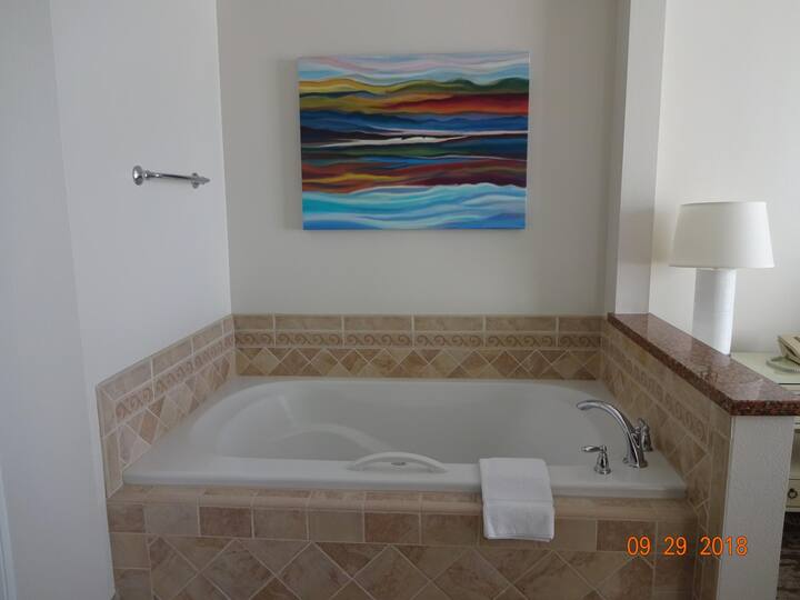 Главна спалня с вана за накисване. 