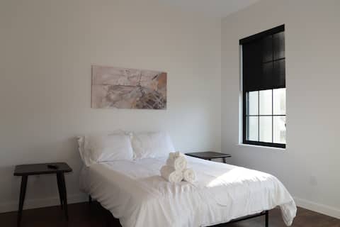 Luxury- Brand New 1Bed /1 Bath Steps to Shopping