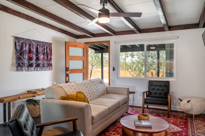 ห้องนั่งเล่นสบายๆพร้อมโซฟาแบบดึงออกได้ 