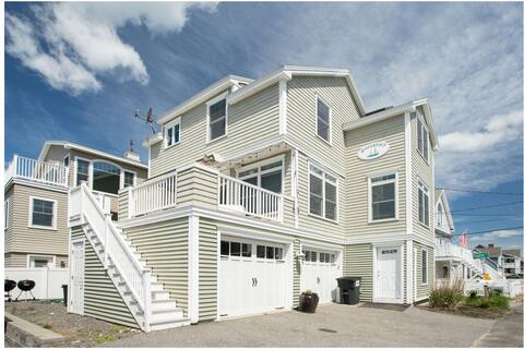 Fantastic Beach House! 4 bedroom across the Ocean.