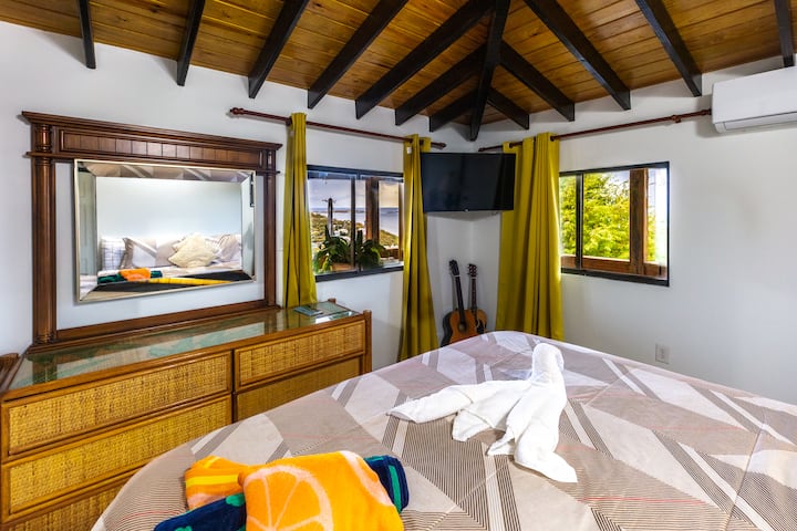 Dhomë gjumi kryesore me pamje mahnitëse nga porti mbi pamjen e St.Thomas dhe shumë Cays të saj. Tavane të mrekullueshme të ekspozuara dhe mobilie të rehatshme.