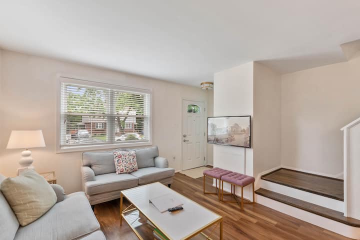 Dnevni boravak na glavnom katu s prostorom za sjedenje za šest osoba i 43-inčnim 4K Smart TV-om.