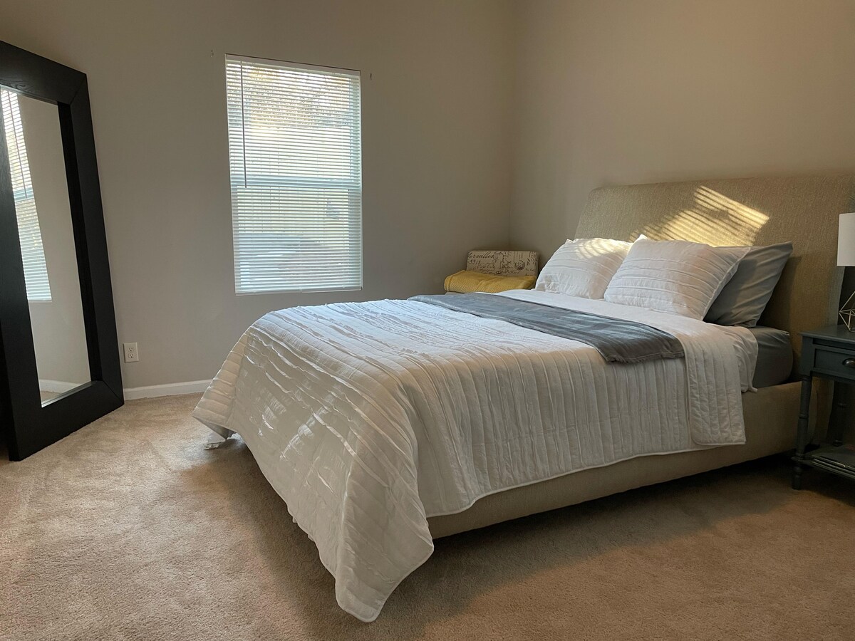 Colchón de espuma viscoelástica tamaño queen de felpa. Vestidor, armario y tabla de planchar no se muestran.