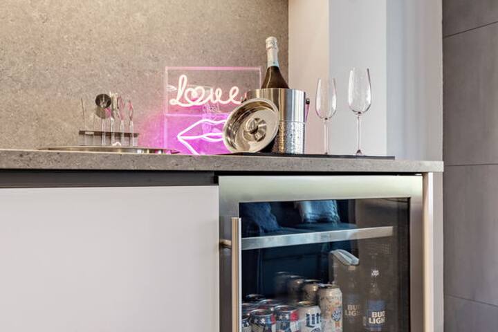 💥IN THE ACTION!💥 2 Bed, 2 Bath on Northalsted! gallery image 2