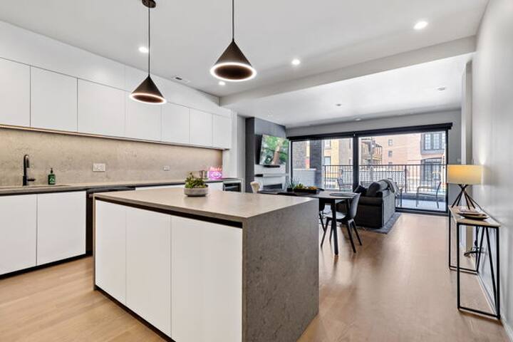 💥IN THE ACTION!💥 2 Bed, 2 Bath on Northalsted! gallery image 4