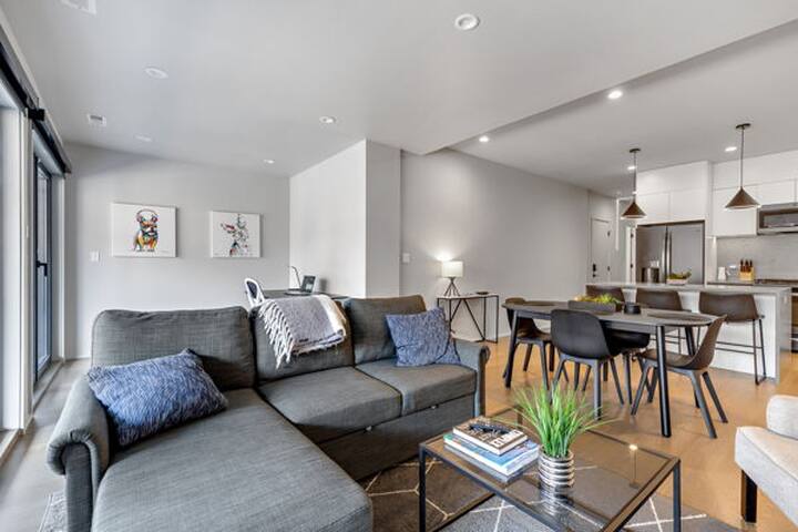 💥IN THE ACTION!💥 2 Bed, 2 Bath on Northalsted! gallery image 3