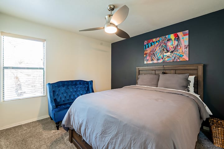 Dormitorio de invitados con colchón tamaño queen con la parte superior acolchada