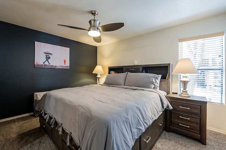 Dormitorio principal con colchón de espuma viscoelástica Néctar tamaño king.