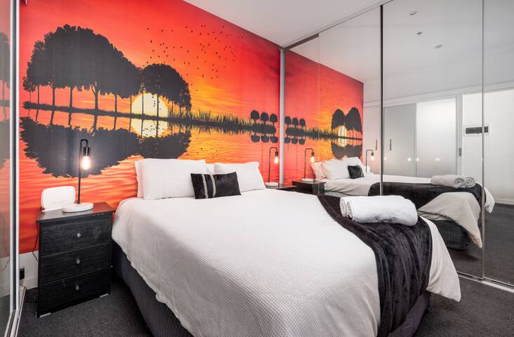 CITY + MCG 4+ BEDROOMS 2+ BATH, VIEWS-SLEEPS 8-10 gallery image 5