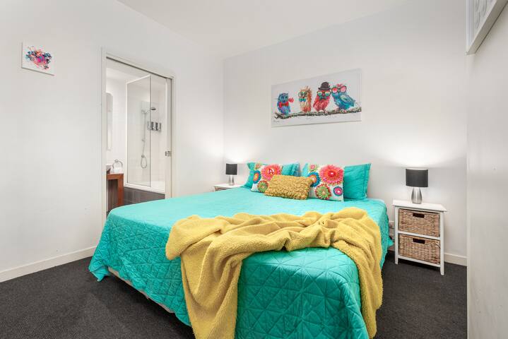 CITY + MCG 4+ BEDROOMS 2+ BATH, VIEWS-SLEEPS 8-10 gallery image 4