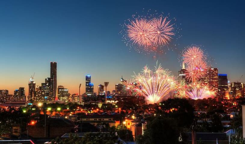 CITY + MCG 4+ BEDROOMS 2+ BATH, VIEWS-SLEEPS 8-10