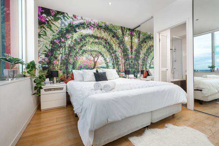 CITY + MCG 4+ BEDROOMS 2+ BATH, VIEWS-SLEEPS 8-10 gallery image 3