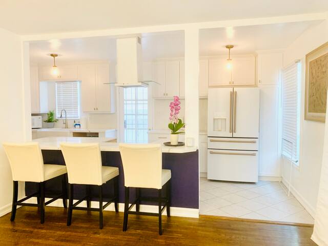 LA hidden gem, 11 min to Sofi, swimming pool gallery image 4