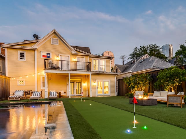 ★ Luxe Thomas Mansion ★ | hot tub, pool, fire pit!