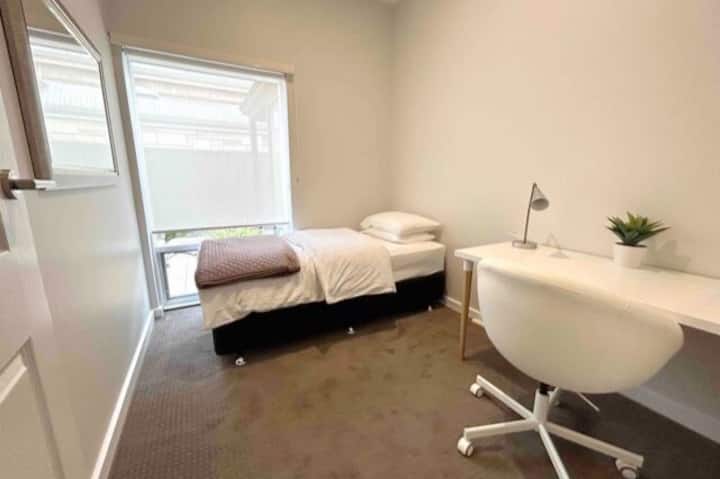 3. spavaća soba s krevetom za jednu osobu i dodatnim prostorom za rad.