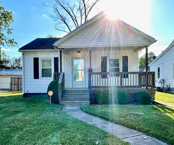Darling Bungalow Blocks to UE, 1 Mile Downtown Houses for Rent in