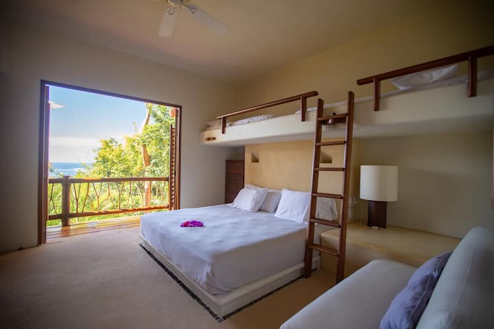 Chumba cha 4: Kitanda aina ya King chenye vitanda viwili vya ghorofa