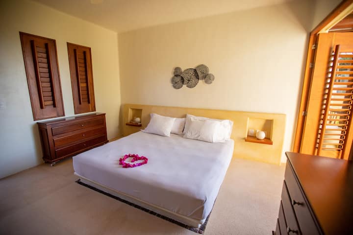 Chumba cha 3: Kitanda aina ya King na vitanda viwili vya mtu mmoja vilivyo na roshani