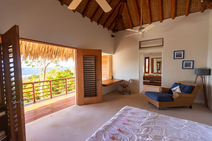 Master chumba cha kulala na maoni stunning na Palapa paa