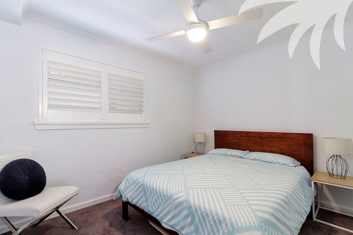 chumba cha kulala mbili - na kitanda cha ukubwa wa malkia, vifuniko vya mashamba, shabiki wa dari na kujengwa katika WARDROBE.