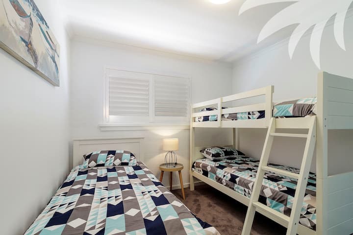 chumba cha kulala cha tatu - na kitanda kimoja na kitanda cha ghorofa (vitanda 3 kwa jumla), vifuniko vya mashamba na joho lililojengwa. 