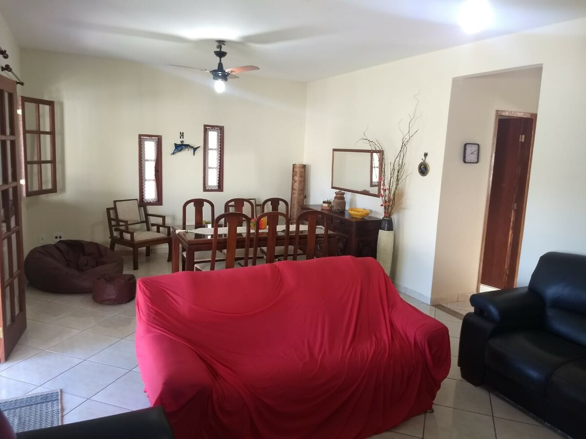 Soba u 2 sobe s pojedinačnim stropnim ventilatorima, TV s TV-om (otvoreni i zatvoreni kanali), sofe, stol za objedovanje itd.