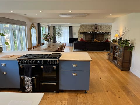 Large 8 bedroom house with entertainment room