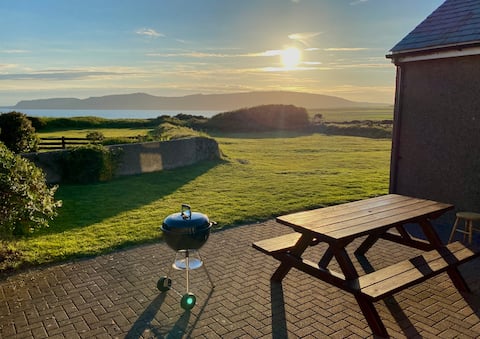Tyddyn Difyr, 
Porth Neigwl
(Hell’s Mouth beach)
