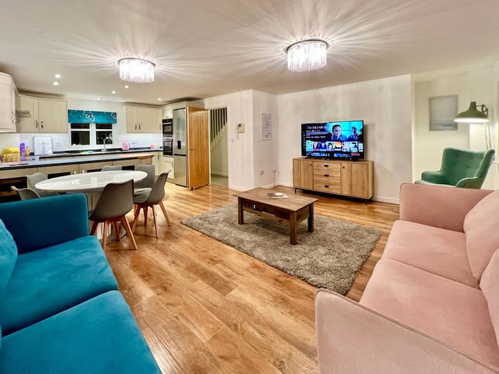 Modern 4 Bed Home, Sea Views & 2 Parking Spaces. - Brixham