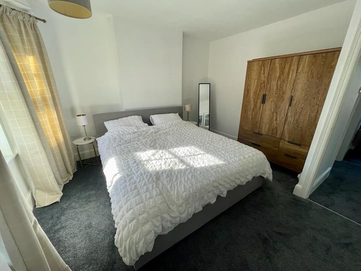 חדר שינה ראשי עם מיטת קינג סייז מעולה. 