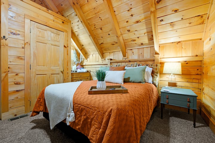 Bedroom 2 - Queen Bed