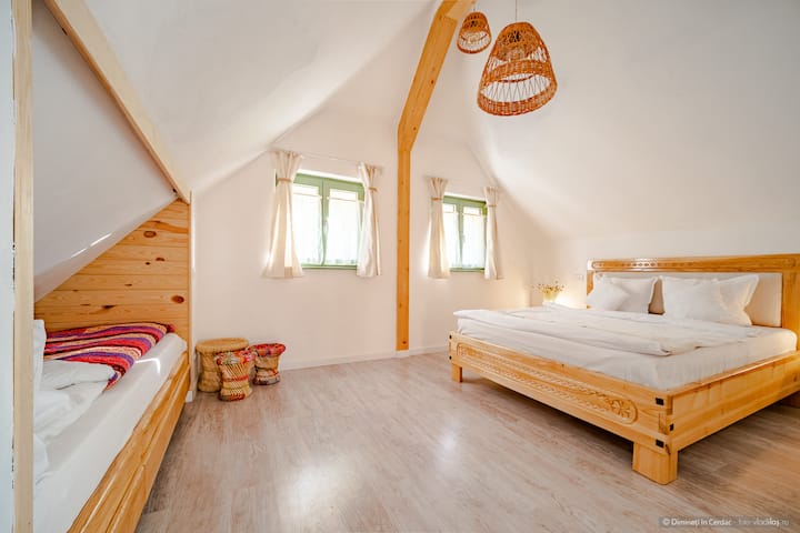 Ვალერიკის ოთახი - ბაღის ხედი ფანჯრებით ველური ალუბლის ხის ქვეშ 