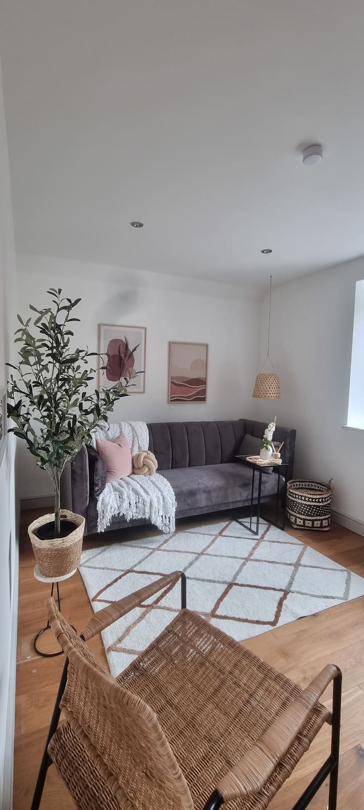 Ontspan in de stijlvolle woonkamer met een slaapbank voor twee personen, een smart-tv en wifi. Deze open ruimte is verbonden met de keuken en een eethoek voor extra gemak.